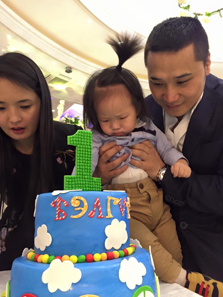 Жүжигчин Эби хүүгийнхээ 1 ой хүрсний баярыг нижгэр тэмдэглэжээ